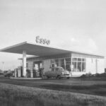 Die Esso-Tankstelle von Diekmann und Zantop an der Bundesstraße, um 1958