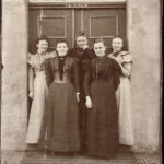 Vier Schülerinnen vor dem Eingang der Mädchenschule Am Stadtfeld 2, um 1890