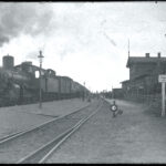 Der Marschbahnhof mit einem Dampfzug in Richtung Hamburg, um 1900