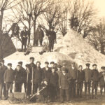 Jungs haben am Stadtfeld eine Schneehöhle gebaut, um 1920