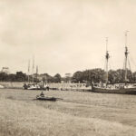 Ansichtskarte vom alten Hafen, im Hintergrund die Eidermühle, um 1950